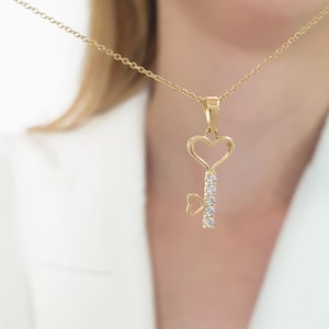 Collar con colgante de llave de corazón con diamantes en oro macizo, joyería hecha a mano, regalo para el Día de la Madre.