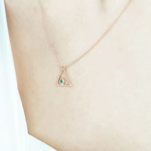 Collar de esmeralda triangular, collar de piedra natal con triángulo lateral, collar de triángulo, collar de esmeralda con triángulo de piedra natal, collar