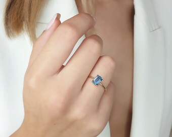 Massief gouden ring met smaragdgeslepen Londenblauwe topaas, opvallend sieraad, 9k, 14k, 18k