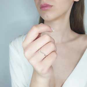 Minimaler Chevron Ring aus Massivgold, Elegante V Form Stapelring, Schlichter Geschwungener Ehering, Passender Ehering, Schlichtes Goldring Geschenk