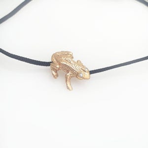 Armband med groda i massivt guld, diamantögon, justerbart snöre