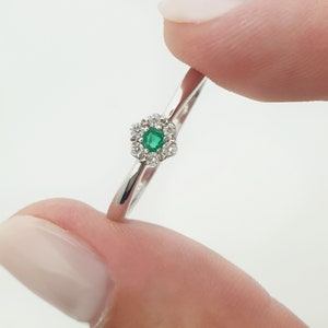 Solid Gold Halo Emerald And Diamonds Ring, Minimalist Gold Floral Diamond Ring, Engagement Flower Ring with Emerald And Diamonds, Bride Ring