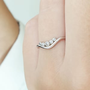 Dainty V Diamond's Solid Gold Ring, Curved Shape band With 5 Diamonds, Bridal Solid Gold Ring, Minimalist Chevron Ring, Engagement Gold Ring