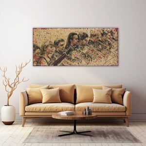 Puede incluir: Una pintura de un grupo de músicos tocando instrumentos de viento. La pintura está realizada en un estilo estilizado y abstracto con un fondo texturizado. Los músicos están representados en fila, con sus instrumentos levantados frente a ellos. La pintura está realizada en tonos marrones, amarillos y rojos.