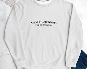 Amor Vincit Omnia Sweatshirt | Lateinisches Zitat | Motivierende Sätze | Liebe erobert alles
