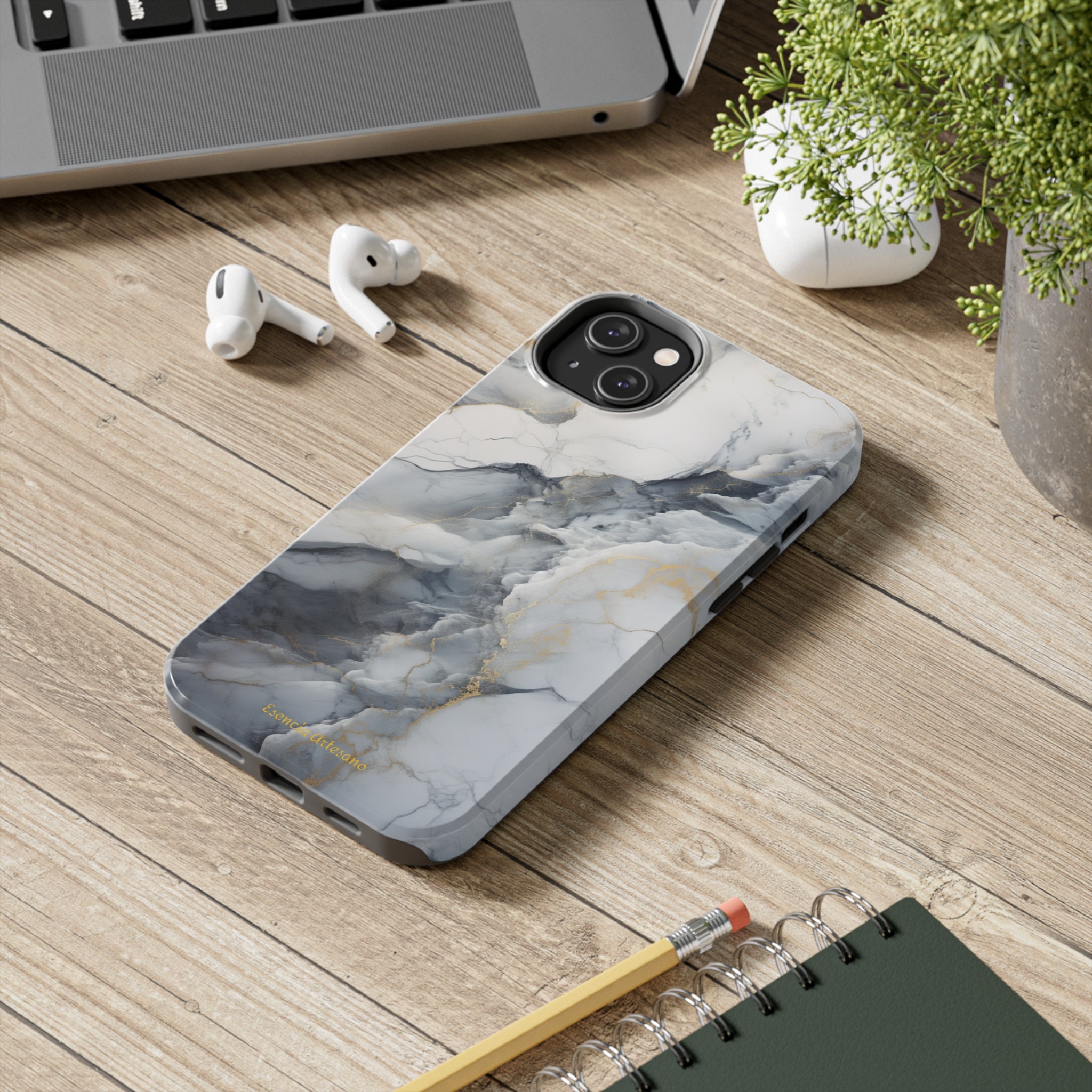 iPhone用 ホワイトマーブルケース ホワイトマーブルiPhoneケース：ゴールドアクセントの保護カバー