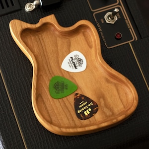 Bandeja organizadora de mesa inspirada em guitarras, feita em madeira de cerejeira: organizador de mesa para músicos e porta-acessórios.