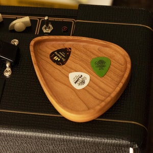 Organizador de Palhetas de Guitarra Artesanal em Madeira de Cerejeira: Bandeja Organizadora de Mesa Compacta para Músicos e Guitarristas