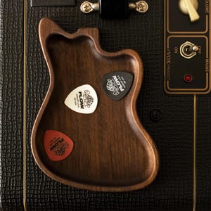 Bandeja artesanal em nogueira para guitarra: Organizador elegante para músicos | Porta-objetos de mesa | Presente exclusivo