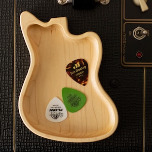 Bandeja Organizadora de Mesa para Guitarra em Madeira de Bordo: Inspirada na Jazzmaster, Ideal para Músicos - Armazenamento e Decoração Deslocados