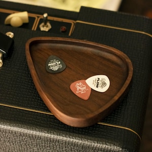 Organizador de Palhetas de Guitarra Artesanal em Nogueira: Bandeja de Mesa Elegante para Músicos, Presente Exclusivo para Guitarristas