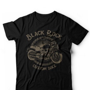 Puede incluir: Camiseta negra con un gráfico de una motocicleta y el texto "Black Rock Custom Bike".