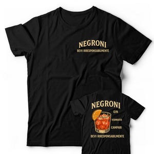 Peut inclure: T-shirts noirs avec un motif de cocktail Negroni. L'un des t-shirts porte l'inscription "Negroni Bevi Irresponsabilmente" sur le devant. L'autre affiche un graphique de cocktail Negroni avec les ingrédients et le même texte.