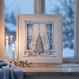 Puede incluir: Un bordado de punto de cruz en marco cuadrado que representa la vista a través de una ventana de un árbol de Navidad decorado con regalos en el alféizar. La escena incluye cortinas azules, un paisaje nevado y tonos de blanco, azul y rojo.
