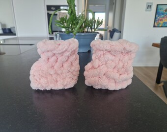 Selbstgemachte Babyschuhe aus Alize Puffy Wolle. 10 cm lang.