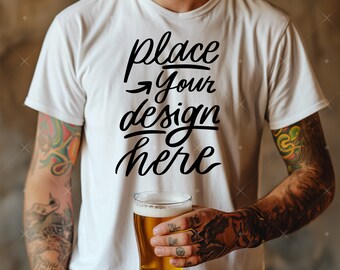 Mann Tshirt Mockup weißes T-Shirt Mock up Mann Modell ohne Gesicht mit Bierglas in tätowierter Hand Studenten Junge Papa Party Urlaub Tee Mockup
