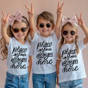 Pode incluir: Três crianças vestindo camisetas brancas com o texto "place your design here" impresso nelas. Eles estão usando óculos de sol e sorrindo.