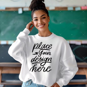 Lehrer Shirt Mockup weißes Sweatshirt Mockup Frau Modell Pullover Mock up Back in Schule Designs Mockup Digital Download Pullover Mockup
