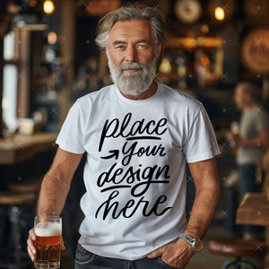 Mann Modell Tshirt Mockup weißes T-Shirt Mock up Senior Mann mit Bierglas Großvater Opa Mock Vatertag Mockup Geburtstag Männer Mock ups