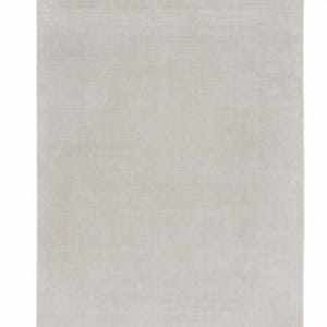 Peut inclure: Un tapis rectangulaire de couleur gris clair uni. La surface présente une texture à poils denses et uniformes qui crée de subtiles variations de réflexion de la lumière sur le tissu plat et étendu. Les bords sont droits et nets.