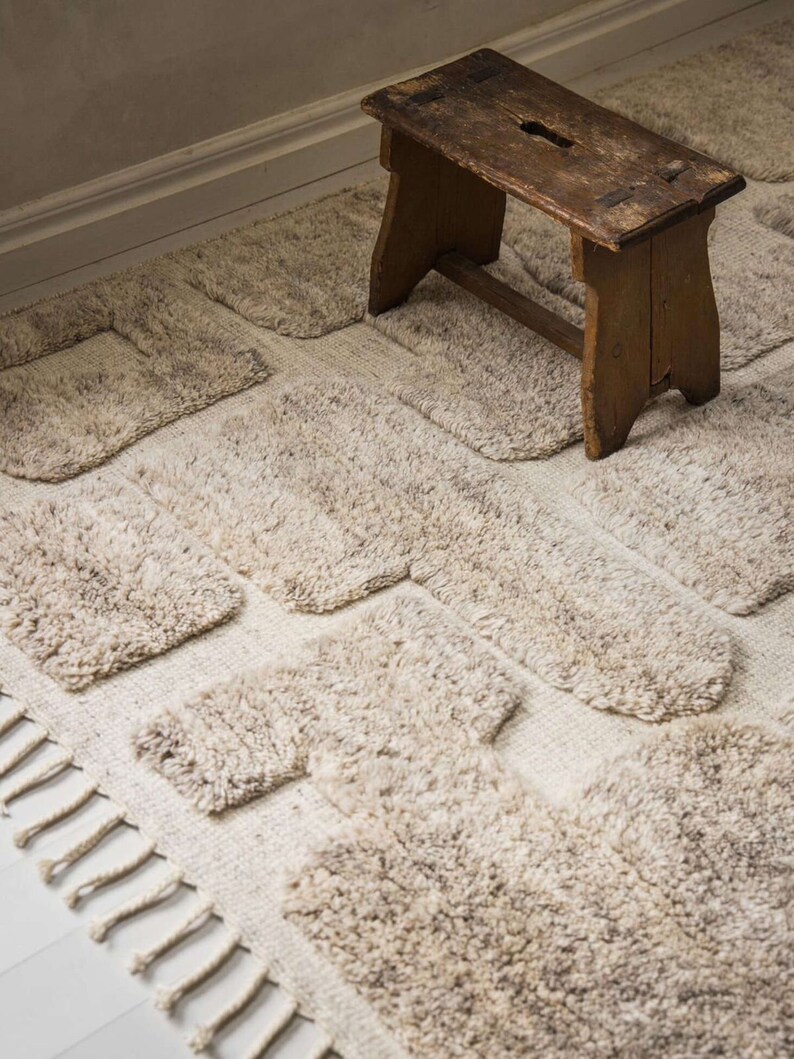 Shaggy Wool Greyish Fringes Hand Tufted Country Oriental Wool Rug Hand