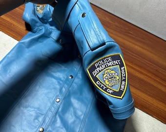 Camisa de cuero azul cielo para hombre: parches estilo NYPD, mangas cortas
