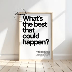 Peut inclure: Une affiche encadr&eacute;e avec le texte "What's the best that could happen?" en lettres noires grasses. L'affiche comprend &eacute;galement un texte plus petit en bas. Le cadre est de couleur bois clair, et le fond est blanc.