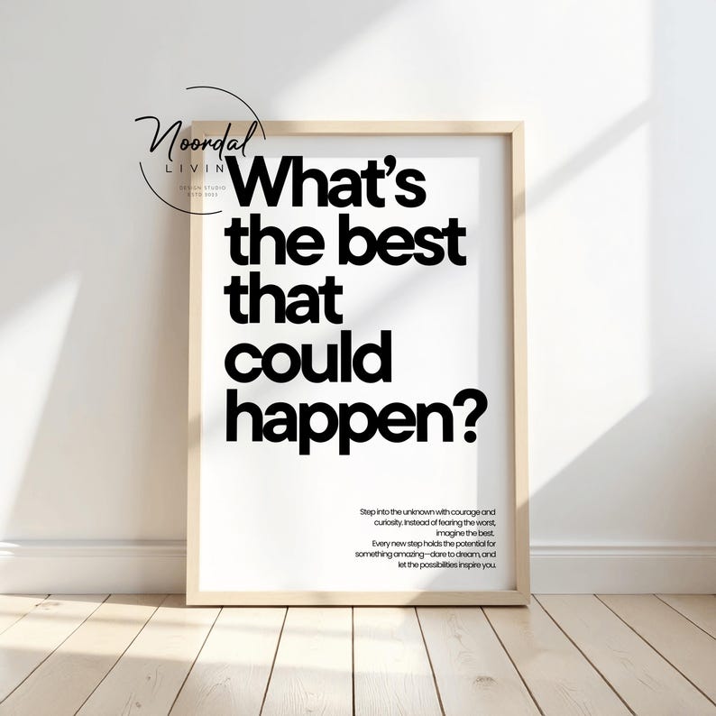 Peut inclure: Une affiche encadr&eacute;e avec le texte "What's the best that could happen?" en lettres noires grasses. L'affiche comprend &eacute;galement un texte plus petit en bas. Le cadre est de couleur bois clair, et le fond est blanc.