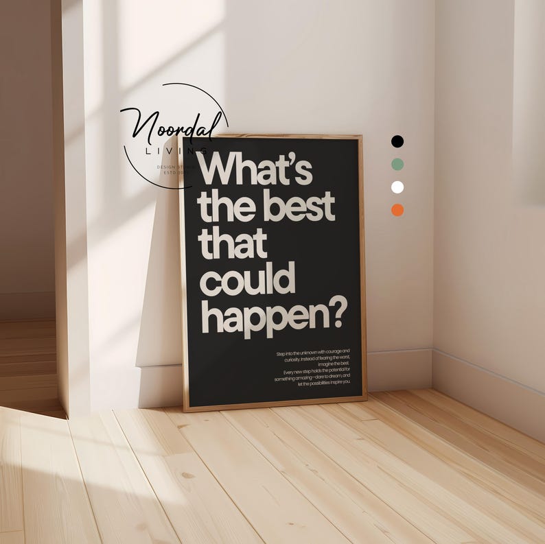 Peut inclure: Affiche encadr&eacute;e noire et blanche avec le texte "What's the best that could happen ?" en blanc. Le cadre est en bois clair et est pos&eacute;e contre un mur blanc sur un sol en bois.