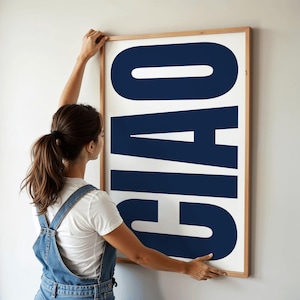 Ciao Poster navy dunkelblau Typografie Schlafzimmer Wohnzimmer Flurdeko horizontal vertikal Retro Italien italienisch Begrüßung
