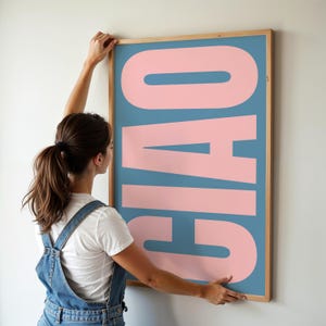 Póster de Ciao con tipografía colorida en tonos azul pastel y rosa para pasillo, sala de estar, cocina y entrada en estilo retro.