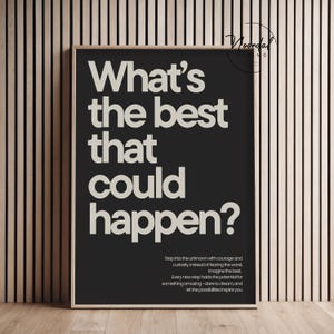 Peut inclure: Une affiche encadr&eacute;e noire et blanche avec le texte "What's the best that could happen ?" en gras. Le texte est sur un fond noir. L'affiche comprend un petit paragraphe de texte en bas, sur un fond en bois.