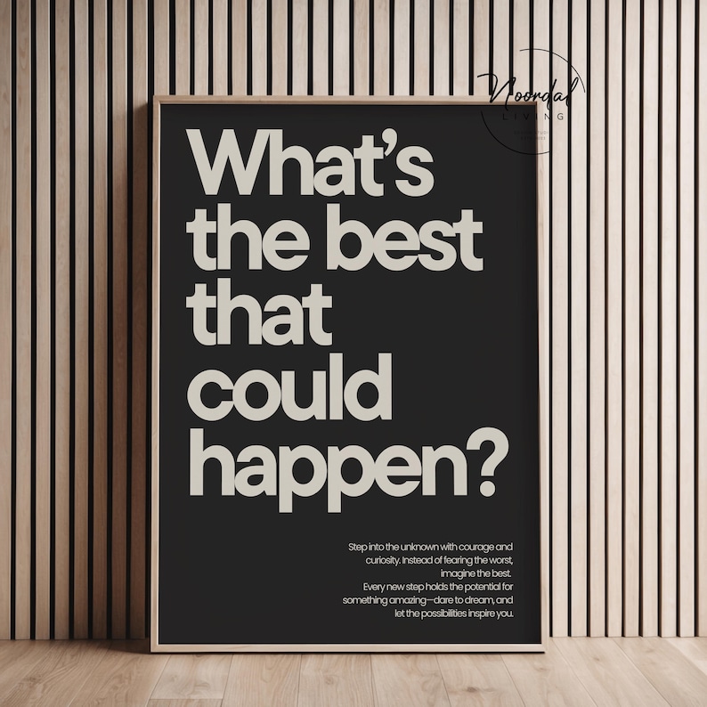 Peut inclure: Une affiche encadr&eacute;e noire et blanche avec le texte "What's the best that could happen ?" en gras. Le texte est sur un fond noir. L'affiche comprend un petit paragraphe de texte en bas, sur un fond en bois.