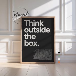 Könnte beinhalten: Gerahmter Schwarz-Weiß-Druck mit dem Text „Think outside the box“. Der Druck hat einen hellbraunen Rahmen und wird vor einer weißen Wand angezeigt. Der Druck enthält auch ein Zitat.