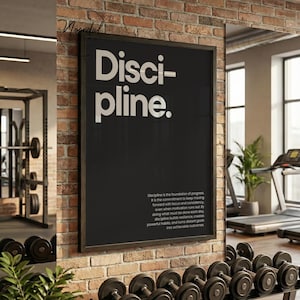 Könnte beinhalten: Ein rechteckiges gerahmtes Wandbild mit schwarzem Hintergrund und weißem Text. Das Wort Discipline ist in großen Buchstaben oben abgedruckt, gefolgt von einem Absatz, der Disziplin als Grundlage für Fortschritt und Beständigkeit definiert.