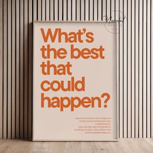 Peut inclure: Affiche encadr&eacute;e avec le texte "What's the best that could happen?" en lettres orange sur fond cr&egrave;me. L'affiche comprend du texte suppl&eacute;mentaire en bas et est plac&eacute;e contre un mur en bois.
