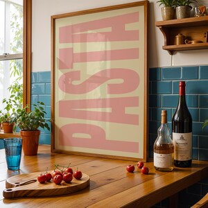 Poster di pasta con tipografia rosa pastello beige per cucina sala da pranzo in stile retrò