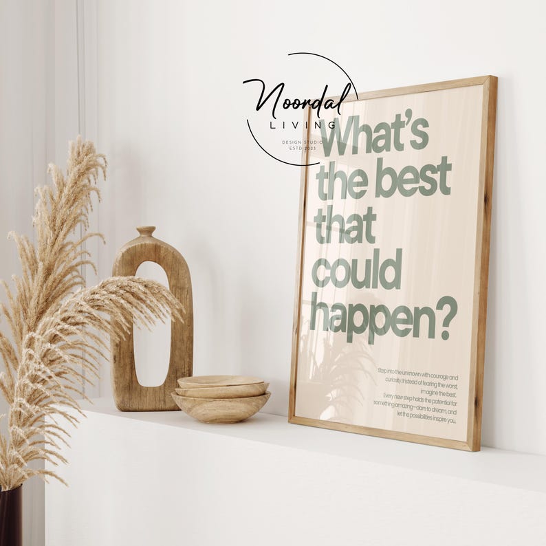 Peut inclure: Une affiche encadr&eacute;e avec le texte "What's the best that could happen?" en vert sur fond beige. L'affiche est dans un cadre en bois et est expos&eacute;e avec des bols en bois d&eacute;coratifs, une sculpture en bois sculpt&eacute; et des herbes de la pampa s&eacute;ch&eacute;es.