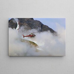 Helikopter in den Bergen | Wandbild Alpen | Hubschrauber Druck auf Leinwand | Premium Canvas Größen 20-90 cm | Ready to hang | Geschenk
