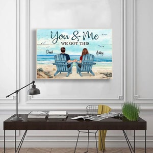 Rückansicht Paar Sitzen Strand Landschaft You & Me Wir haben dieses personalisierte Poster, individuelles Poster Familienname, Camping Poster