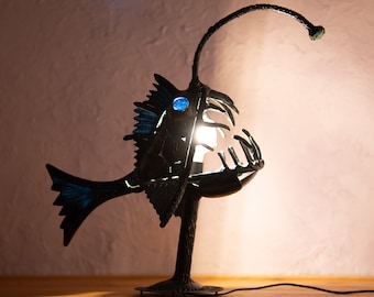 Handgefertigtes Anglerfisch Tischlampe: Einzigartige Tiefsee-inspirierte Beleuchtung für die Inneneinrichtung