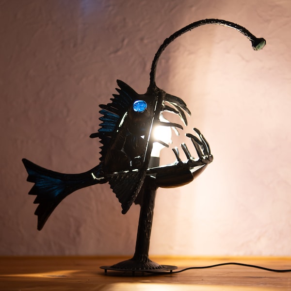 Handgefertigtes Anglerfisch Tischlampe: Einzigartige Tiefsee-inspirierte Beleuchtung für die Inneneinrichtung