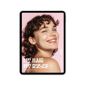 Pode incluir: Uma tela de tablet digital que exibe um fundo rosa com o rosto de uma mulher e o texto "MY HAIR MY RULES" em branco, com as palavras "SEMINAIRE CAPILLAIRE" abaixo.