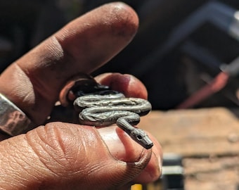colgante de serpiente forjado a mano