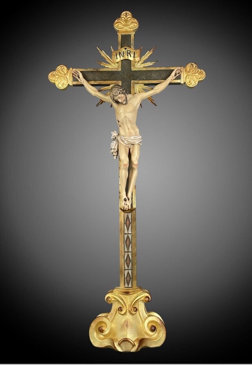 Escultura de crucifijo barroco de madera. Estilo antiguo siglo XVII. Arte religioso con base ornamentada. Crucifijo antiguo sobre cruz barroca.