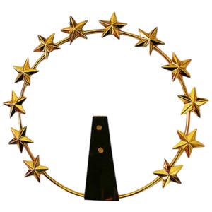 Op de afbeelding: Gouden metalen fotolijst met een stervormig ontwerp. De lijst heeft een zwarte standaard.