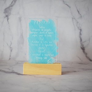 Menu mariage plexiglas gravé – Fond peint, texte personnalisé avec support bois