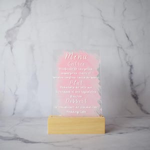 Menu mariage plexiglas peint – Fond coloré à la main avec texte personnalisé et support bois