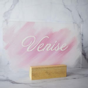 Pancarte de table plexiglas – Peint à la main, nom de ville ou mot personnalisé avec support bois