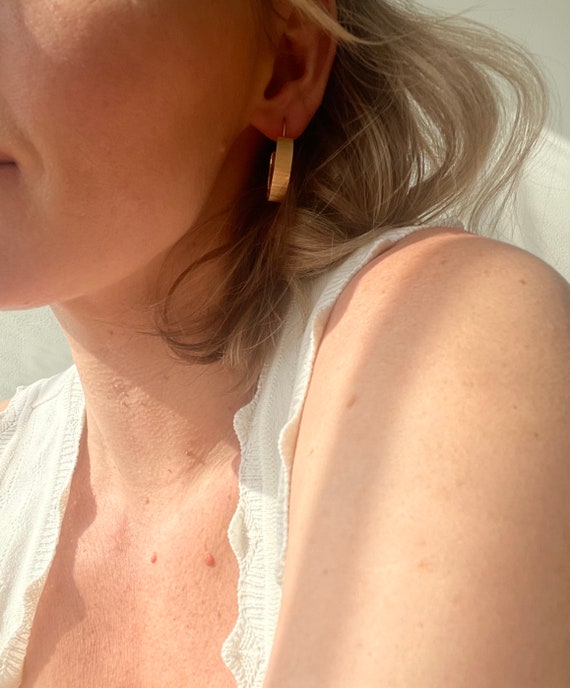 Vintage Textured Round Solid Gold Hoop Earrings - image 7